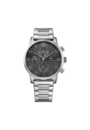 Montre-bracelet en métal argenté avec cadran noir, trois sous-cadrans pour le jour, les 24 heures et la date, chiffres romains et logo Tommy Hilfiger à 3 heures.