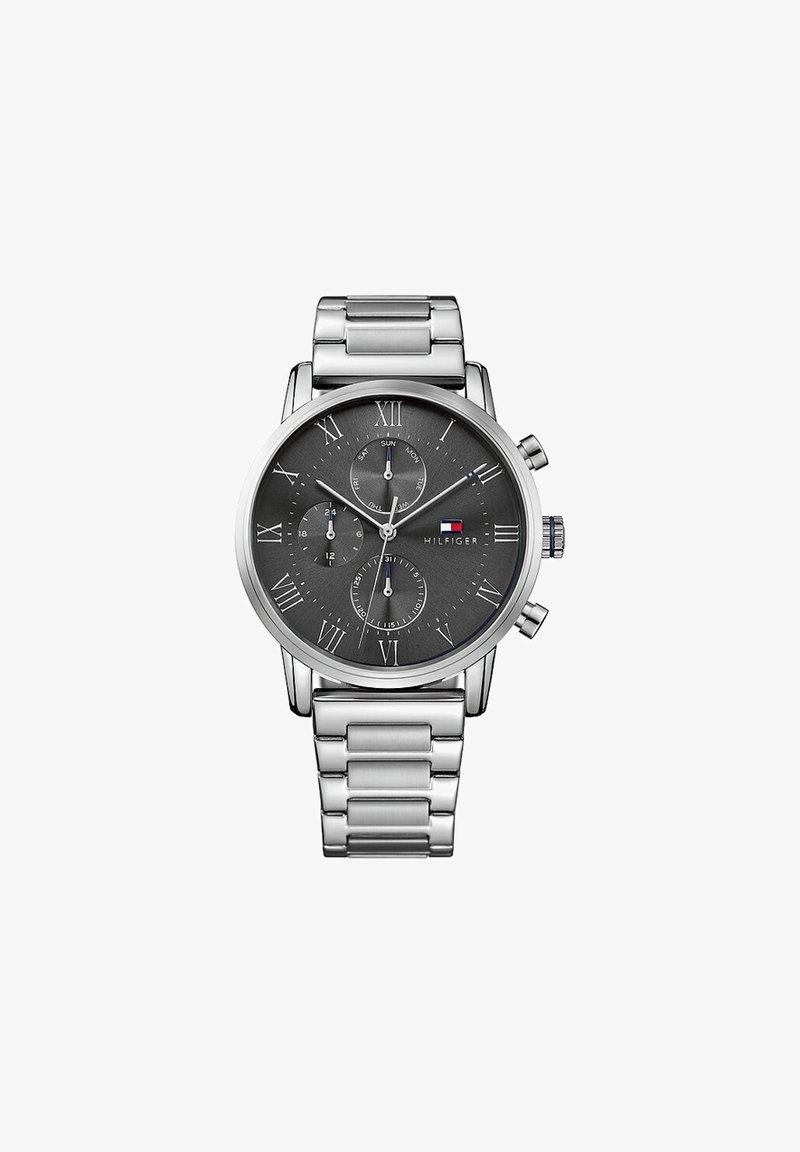 Silberne Metallarmbanduhr mit schwarzem Zifferblatt, drei Unterzifferblättern für Tag, 24 Stunden und Datum, römischen Ziffern und Tommy Hilfiger-Logo bei 3 Uhr.