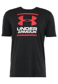 Camiseta de manga corta negra hecha de algodón, con un gran logo rojo de Under Armour y texto blanco. Cuello redondo simple, textura suave.