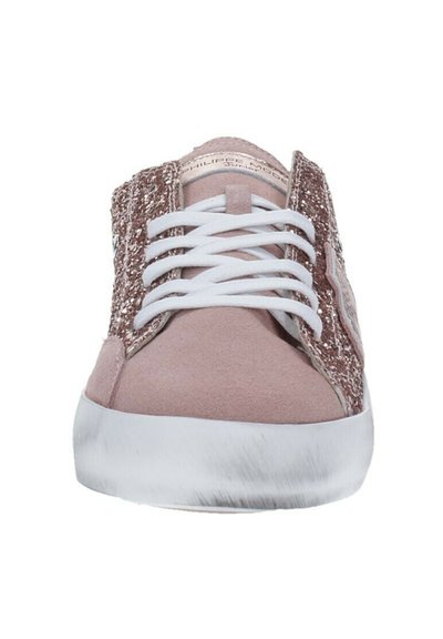 Sneakers in suede rosa con accenti di tessuto glitterato, lacci bianchi e una suola testurizzata. Presentano un design a punta rotonda.