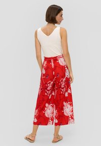 s.Oliver BLACK LABEL CULOTTE MIT ALL OVER - Pantalon classique - preiselbeere