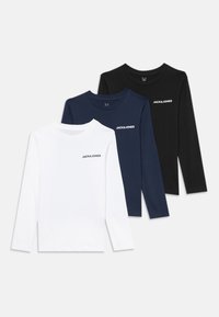 Drei Langarm-T-Shirts in Weiß, Marineblau und Schwarz. Jedes hat ein kleines, weißes Logo auf der Brust. Baumwollstoff mit Standardpassform.