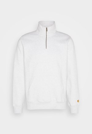 Sweatshirt alb cu fermoar, cu guler înalt, buzunar frontal tip kangaroo, manșete ribbate și un logo mic pe mâneca stângă. Textura materialului este moale.