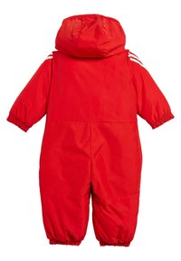 Mono de nieve rojo para bebé con capucha, puños elásticos en las mangas y piernas, y tres rayas blancas en cada hombro, visto desde la parte de atrás.