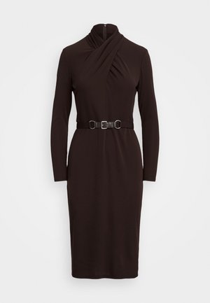 Robe marron foncé à manches longues, longueur genou, col haut torsadé et ceinture assortie avec boucle argentée à la taille.