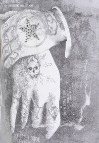 Grafisk design, der viser to hænder med indviklede tatoveringer. Materialerne omfatter stof, med sorte og grå nuancer, samt rhinestones i stjernesform.