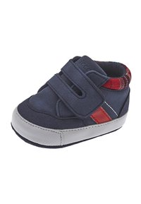 Granatowe buciki dla malucha z dwoma rzepami, teksturowaną szaro-rubberową podeszwą oraz kołnierzem w czerwono-niebieski wzór.