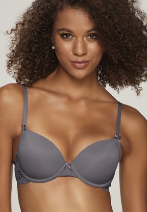 Grauer BH mit gepolsterten Cups, verstellbaren Trägern und Spitzenakzenten an den Seiten. Glatte Textur mit einer dekorativen Schleife in der Mitte.
