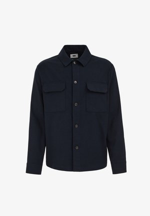 Granatowa koszula z guzikami, wykonana z teksturowanej tkaniny, z dwoma kieszeniami na piersi i skierowanym kołnierzykiem. Długie rękawy z zapięciem na guziki.