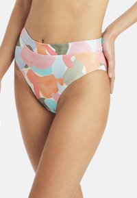 Bas de bikini taille haute avec un imprimé abstrait multicolore dans des teintes pastel, fabriqué en tissu lisse et doté d'une large bande à la taille.