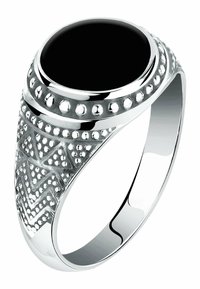Silberring mit einem großen schwarzen Stein, strukturiertes Band mit erhabenen Punkten und einem Zickzackmuster, polierte Oberfläche auf der Unterseite.
