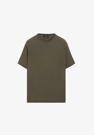 Olijfgroen, kort mouw, ronde hals gebreid T-shirt met een effen ontwerp en een zichtbaar merklabel aan de binnenkant van de kraag.