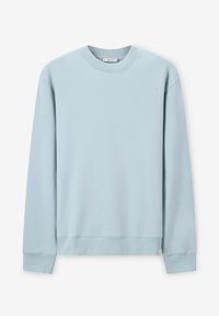 Sweatshirt bleu clair à col rond fabriqué en matériau doux, avec des manches longues, des poignets côtelés et un petit logo embossé à l'avant.