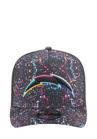 Schwarze Snapback-Cap mit einem bunten Spritzmuster, versehen mit einem soliden, gestickten Logo in Blau, Pink und Gelb auf der Vorderseite.