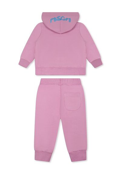 Felpa con cappuccio rosa con logo blu sul retro, abbinata a pantaloni della tuta coordinati con vita elastica e tasca laterale.