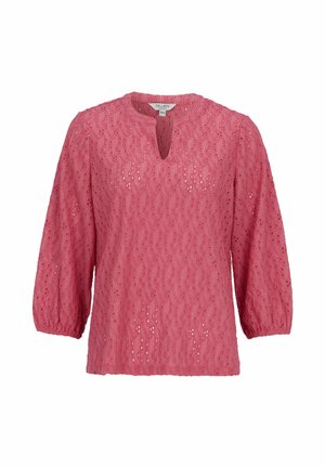 Lyserød blondebluse med 3/4-pufærmer og en lille V-udskæring, lavet i et tekstureret, åndbart stofdesign.