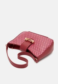 Czerwona torebka z syntetycznej skóry z różowym geometrycznym wzorem, złotymi detalami i odpinanym paskiem na ramię. Gładka tekstura, prostokątny kształt.