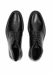 Zapatos de vestir de cuero negro con acabado suave, que presentan una punta redondeada, cuatro ojetes para los cordones y un sutil detalle de costura a lo largo de la suela.