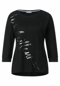 Černé tričko s dlouhým rukávem a kulatým výstřihem. V přední části se diagonálně nachází metalické stříbrné textové provedení. Měkká, lehká tkanina.