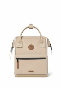 Beige rugzak van stof, met een ronde logo, voorzak met rits, bovenhandgreep en geweven accenten. Compact rechthoekig ontwerp.