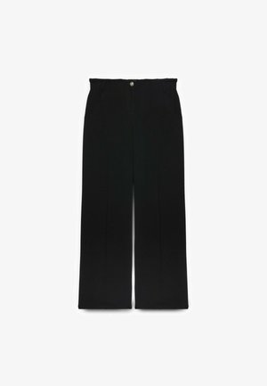 Wijduitlopende zwarte broek van stof met een gladde textuur. Voorzien van een sluiting met een knoop aan de voorkant en twee zijzakken. Schoon, minimalistisch ontwerp.