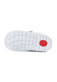 Witte rubberen schoenzool met een gestructureerd grip patroon, voorzien van een cirkelvormige rode accent en een logo, ontworpen voor grip en duurzaamheid.