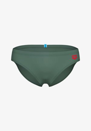 Slip da uomo verde con logo rosso Arena sul lato destro e una piccola etichetta blu e bianca al centro posteriore della vita.