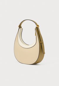 Mala hobo em pele bege e verde-oliva com uma alça curva, ferragens douradas e um bolso frontal com fecho de correr.