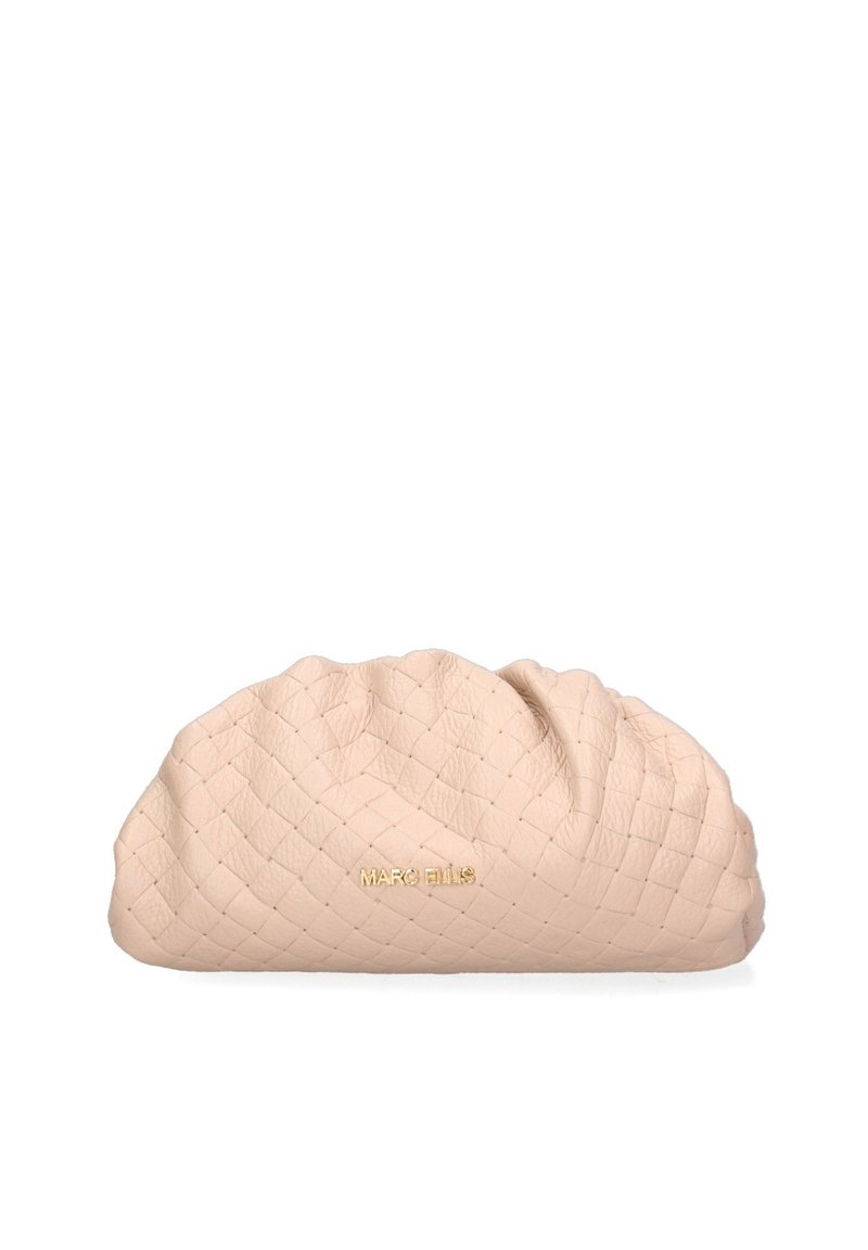 Clutch in pelle beige tessuta con un design arricciato, caratterizzato da una leggera lucentezza e un accento con logo dorato. Profilo piatto, texture morbida e finitura liscia.