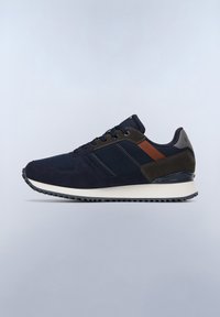 Sneaker blu navy con materiali in suede e mesh, caratterizzato da dettagli verde oliva e arancione, una suola intermedia bianca e una suola esterna nera con texture.