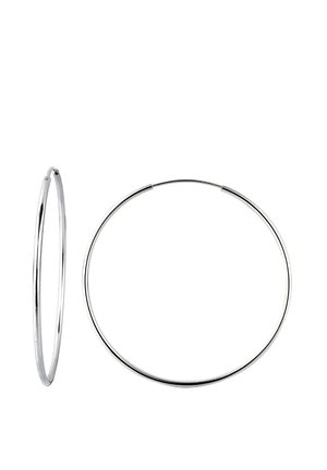 Srebrne kolczyki-koła o gładkim, wypolerowanym wykończeniu. Okrągły kształt z minimalistycznym wzornictwem, cechujące się ciągłą pętlą bez zapięć.