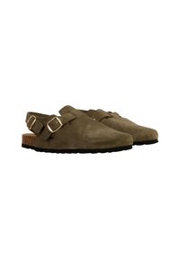 Chaussures slip-on en suède vert olive avec une semelle en liège et en caoutchouc, présentant un détail de sangle à double boucle et un design à bout rond.