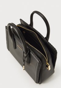 Sac à main en cuir noir avec des accents tressés, deux poignées supérieures et une fermeture éclair dorée. Il comporte deux compartiments et une forme rectangulaire élégante.