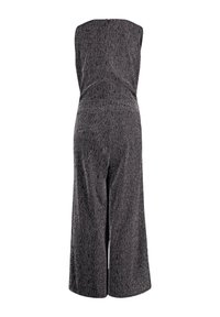 Zwart en zilveren jumpsuit van een textuurstof, zonder mouwen en met wijde pijpen. Voorzien van een rits aan de achterkant.