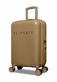 Harde koffer in matte beige met een reliëf merknaam, uitschuifbare handgreep en vier draaibare wielen voor gemakkelijke manoeuvreerbaarheid.