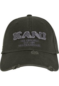Cappello nero con dettagli sfrangiati; presenta un logo ricamato grigio "KANI" sul davanti e testo sottostante; cinturino regolabile sul retro.