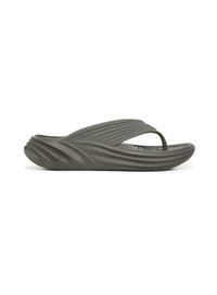 Donkergrijze flip-flop van getextureerd PVC-materiaal, met een gebogen zool en horizontale ribbels. Dunne band over de voet met een gevoerde binnenzool.