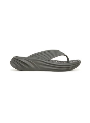 Infradito grigio scuro in materiale PVC testurizzato, con suola curva e righe orizzontali. Strappo sottile sopra il piede con una soletta imbottita.