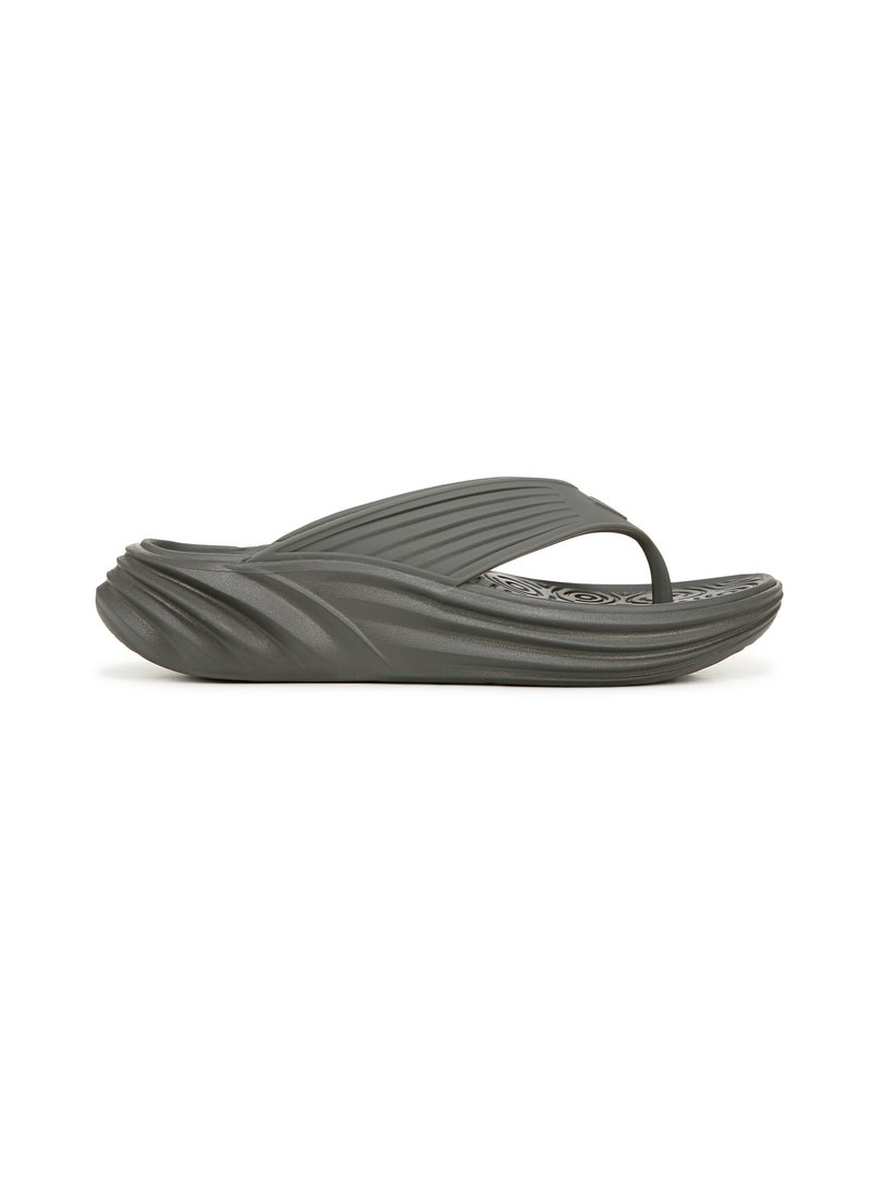 Donkergrijze flip-flop van getextureerd PVC-materiaal, met een gebogen zool en horizontale ribbels. Dunne band over de voet met een gevoerde binnenzool.