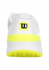 Weißer Sportschuh mit gelber Zwischensohle und Außensohle. Auf der Rückseite befindet sich ein schwarzes "W"-Logo auf einem gelben Quadrat. Strukturiertes Mesh-Obermaterial.