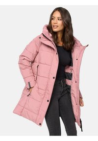 Mīksta rozā pūkainā jaka ar noņemamu kapuci, spiedpogām, ar rāvējslēdzēju aizdarāmas kabatas un quilted struktūru siltumizolācijai.