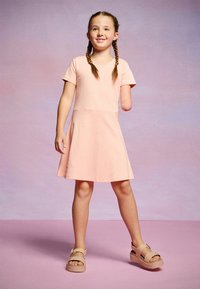 Tommy Hilfiger ESSENTIAL SKATER DRESS - Vestido ligero - coral ice