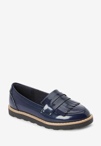 Marina läderslippers med en glansig finish, med fransdetaljer på ovansidan och en kontrasterande ljusbrun sula. Lätt och flexibel design.