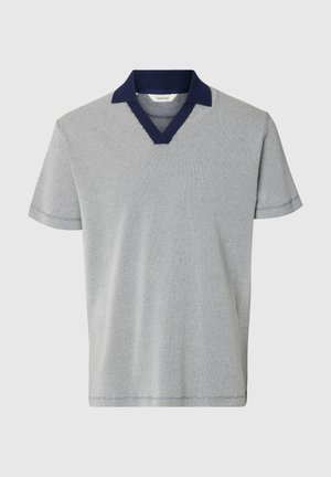 Siva polo majica kratkih rukava s finom teksturom i tamnoplavim ovratnikom te detaljem u obliku slova V, prikazana na jednostavnoj pozadini.