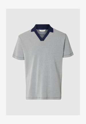 Siva polo majica kratkih rukava s finom teksturom i tamnoplavim ovratnikom te detaljem u obliku slova V, prikazana na jednostavnoj pozadini.