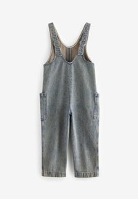 Pantalones de mezclilla tipo overoles con tirantes ajustables, lavado azul claro, dos bolsillos laterales, corte recto y una textura suave.