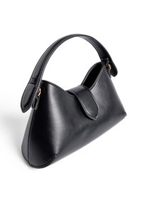 Čierna kožená kabelka s zakriveným dizajnom, krátkym držadlom a predným klopom. Hladká textúra a minimalistický tvar.