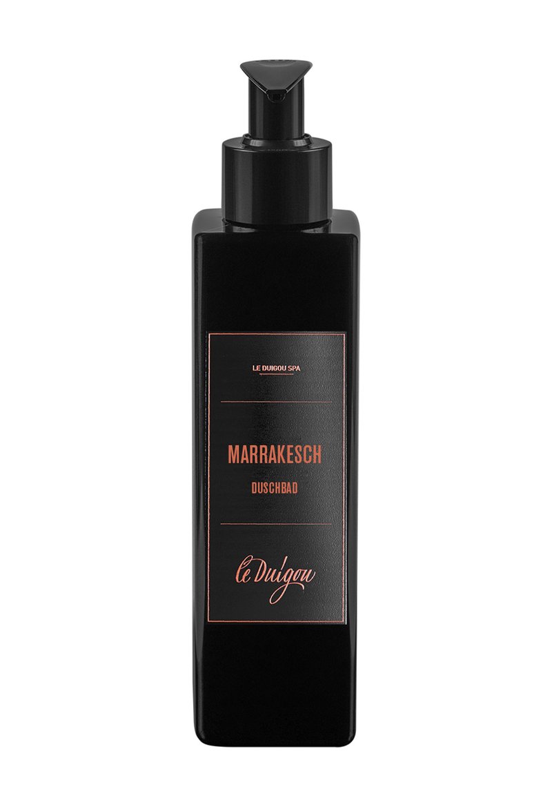 Schwarze Kunststoffflasche mit Pumpspender, beschriftet mit "MARRAKESCH DUSCHBAD", ausgestattet mit minimalistischem Design und Kupferakzenten.