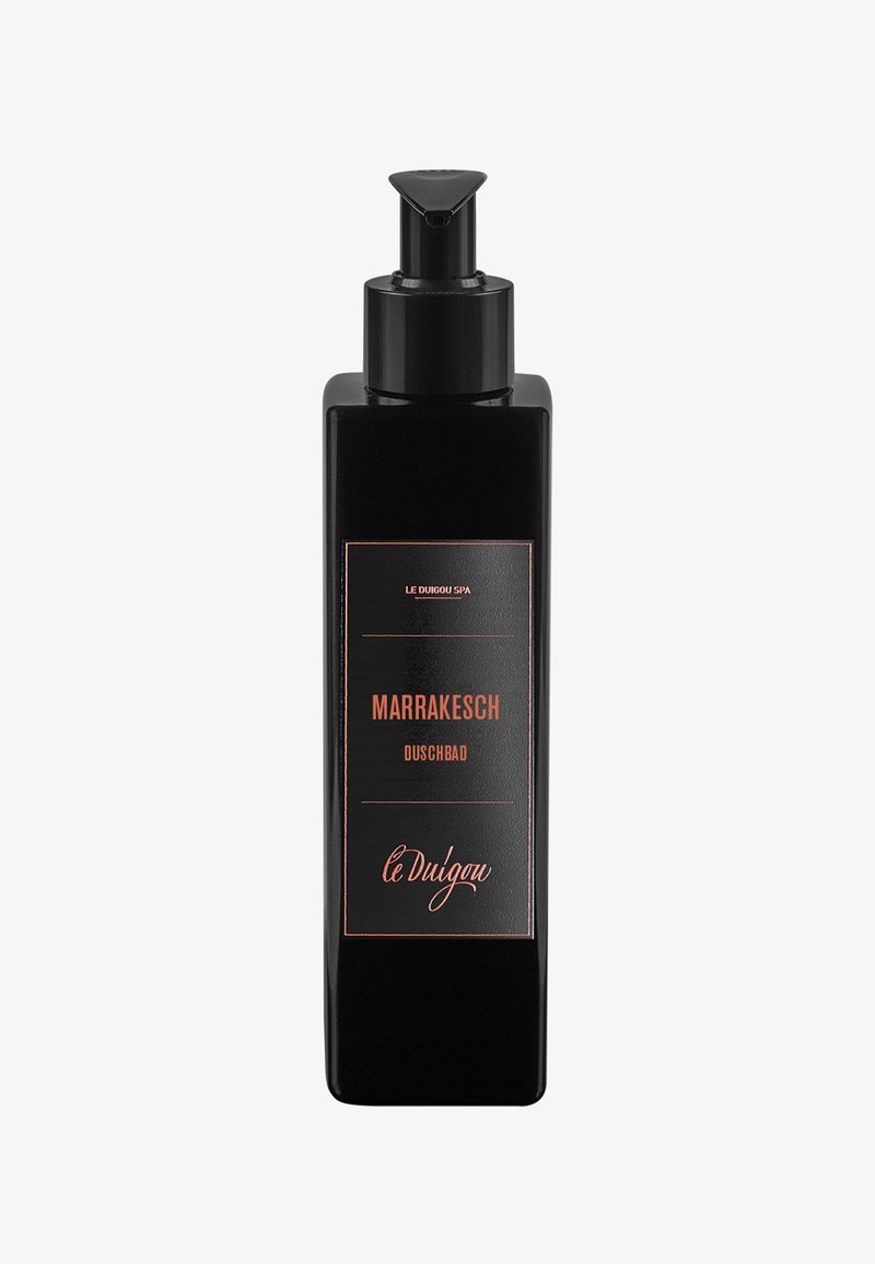 Schwarze Kunststoffflasche mit Pumpspender, beschriftet mit "MARRAKESCH DUSCHBAD", ausgestattet mit minimalistischem Design und Kupferakzenten.