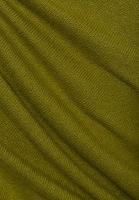 Nahaufnahme eines weichen, olivgrünen Strickstoffs mit subtilen diagonalen Falten und einem strukturierten Stichmuster.